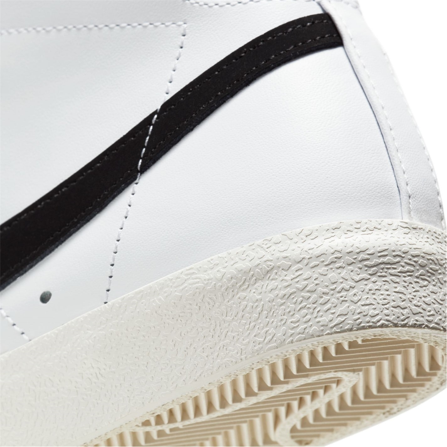 Nike Blazer Mid 77 Hi Top Trainers - 8