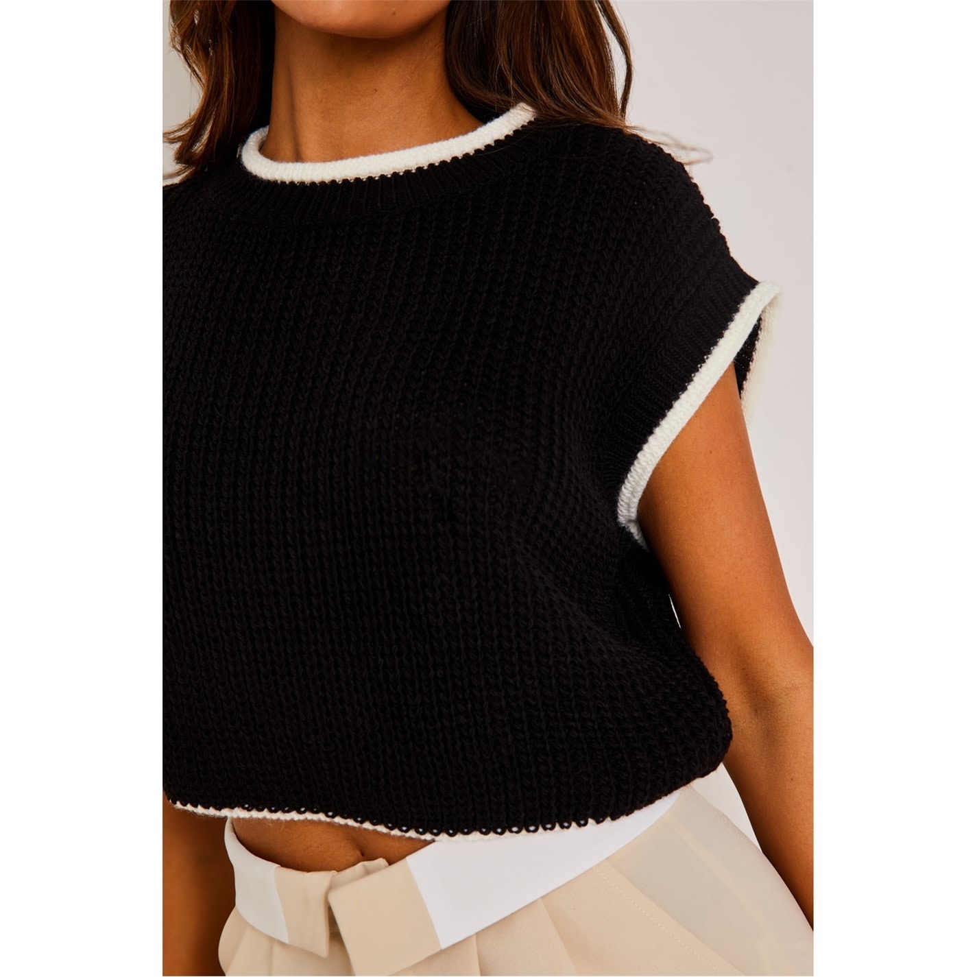 Missy Empire Beatrix Black & White Cropped Knitted Jumper Vest - 2