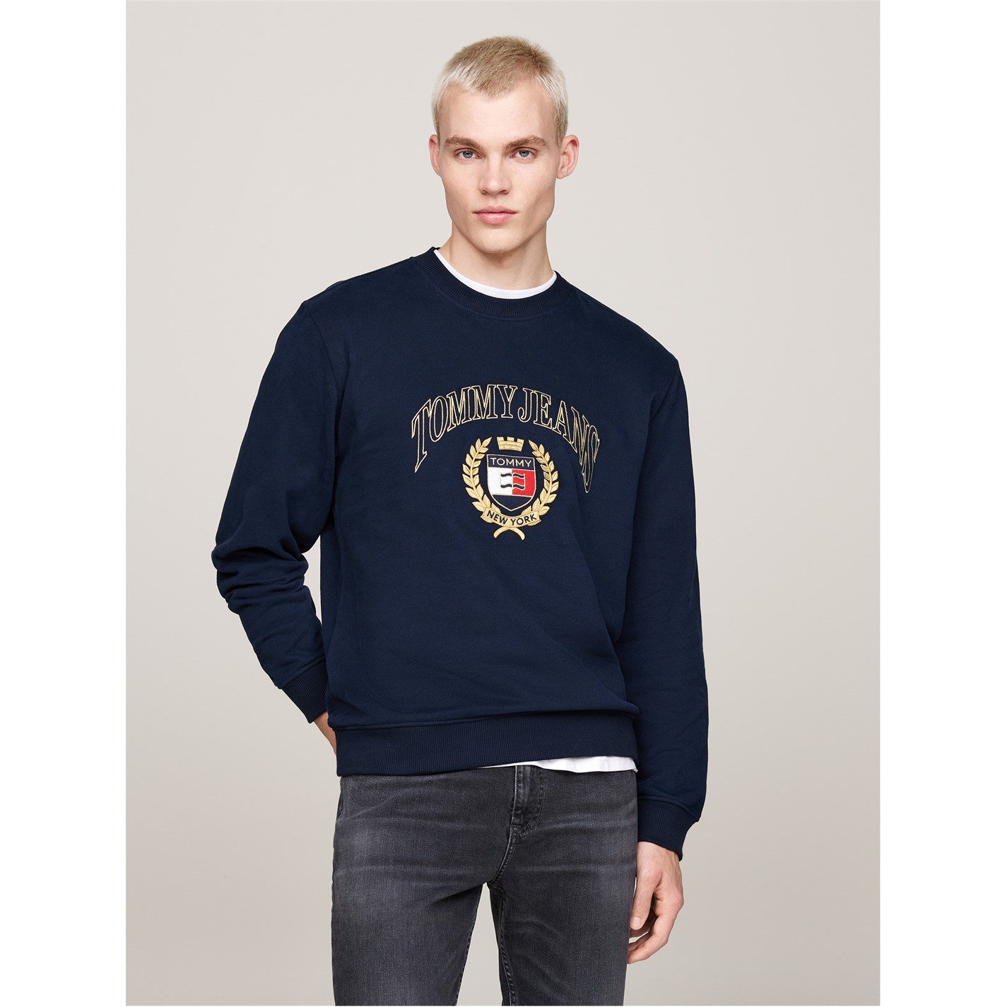 Mikina Tommy Jeans Night Navy 1468061 Crest Embroidery Pullover sweatshirt - 1