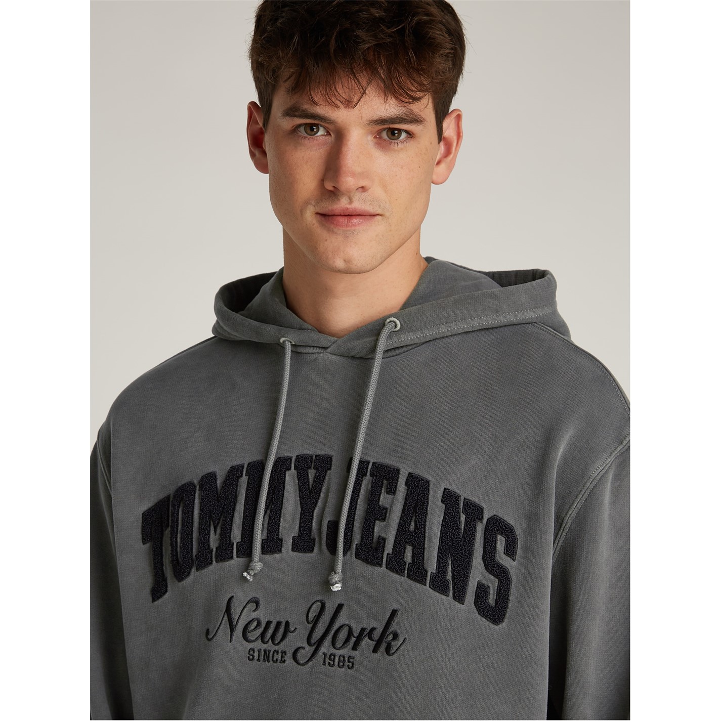 Mikina Tommy Jeans Black 5312281 Men's RLX Vintage Varsity Pull Over Hoodie - 1