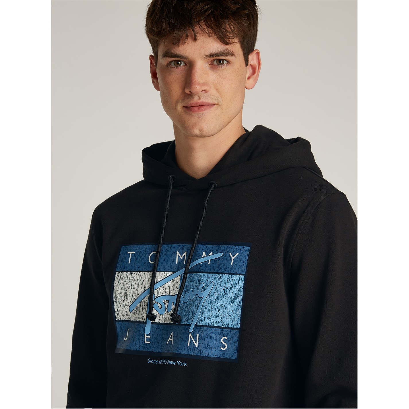 Mikina Tommy Jeans Black 1879774 Men's Regular Flag Twist Pull Over Hoodie - 1