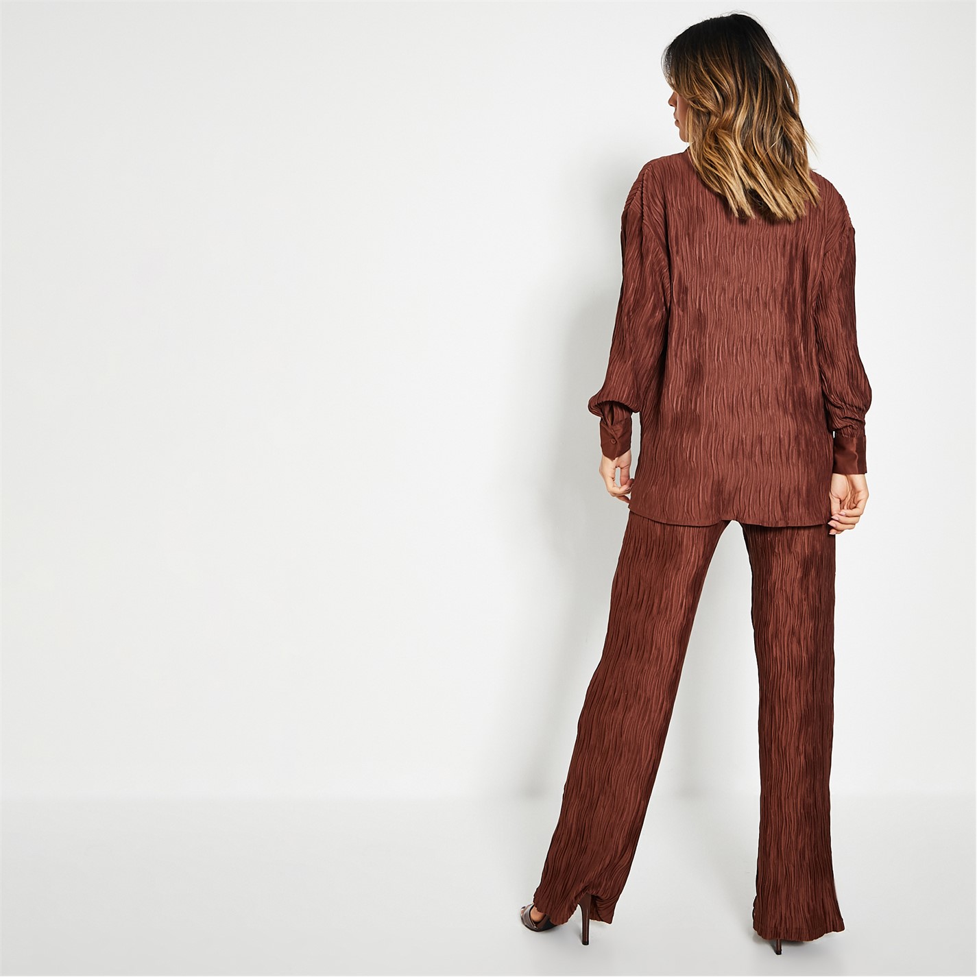 Košeľa I Saw It First Chocolate 4196121 Women's ISIF Oversized Crinkled Long-Sleeve Plain Shirt - 4
