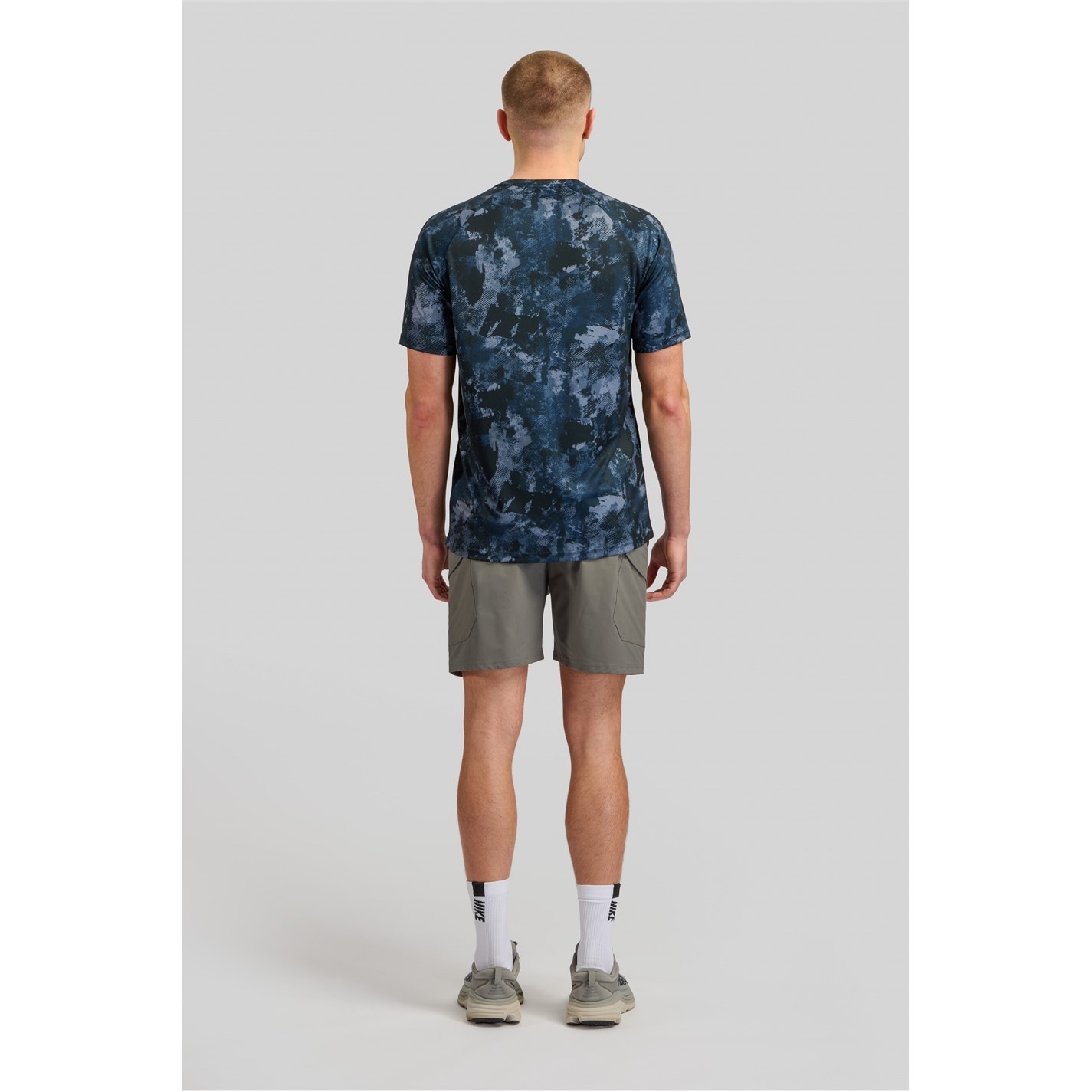 ALTRYN Navy 7347414 Men's Brush Print Short-Sleeve Performance Gym Top - 2