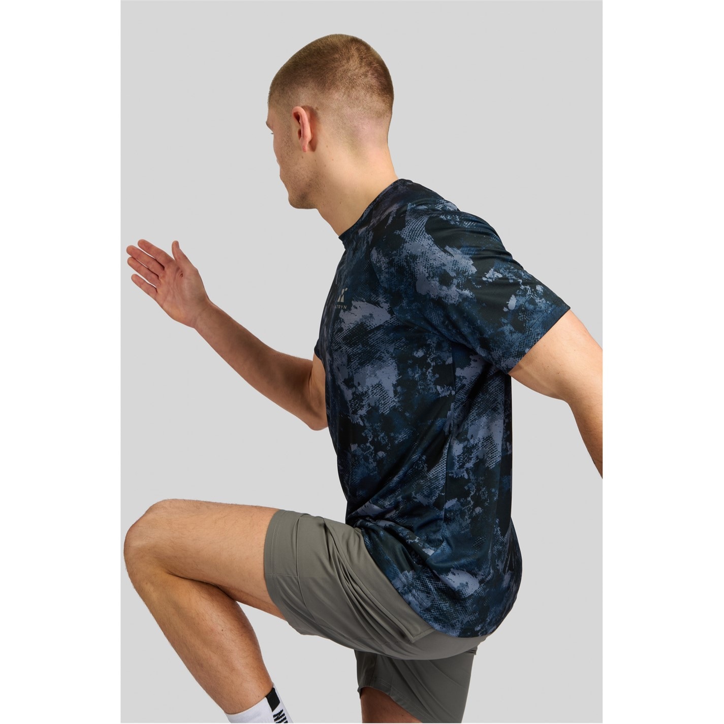 ALTRYN Navy 7347414 Men's Brush Print Short-Sleeve Performance Gym Top - 3