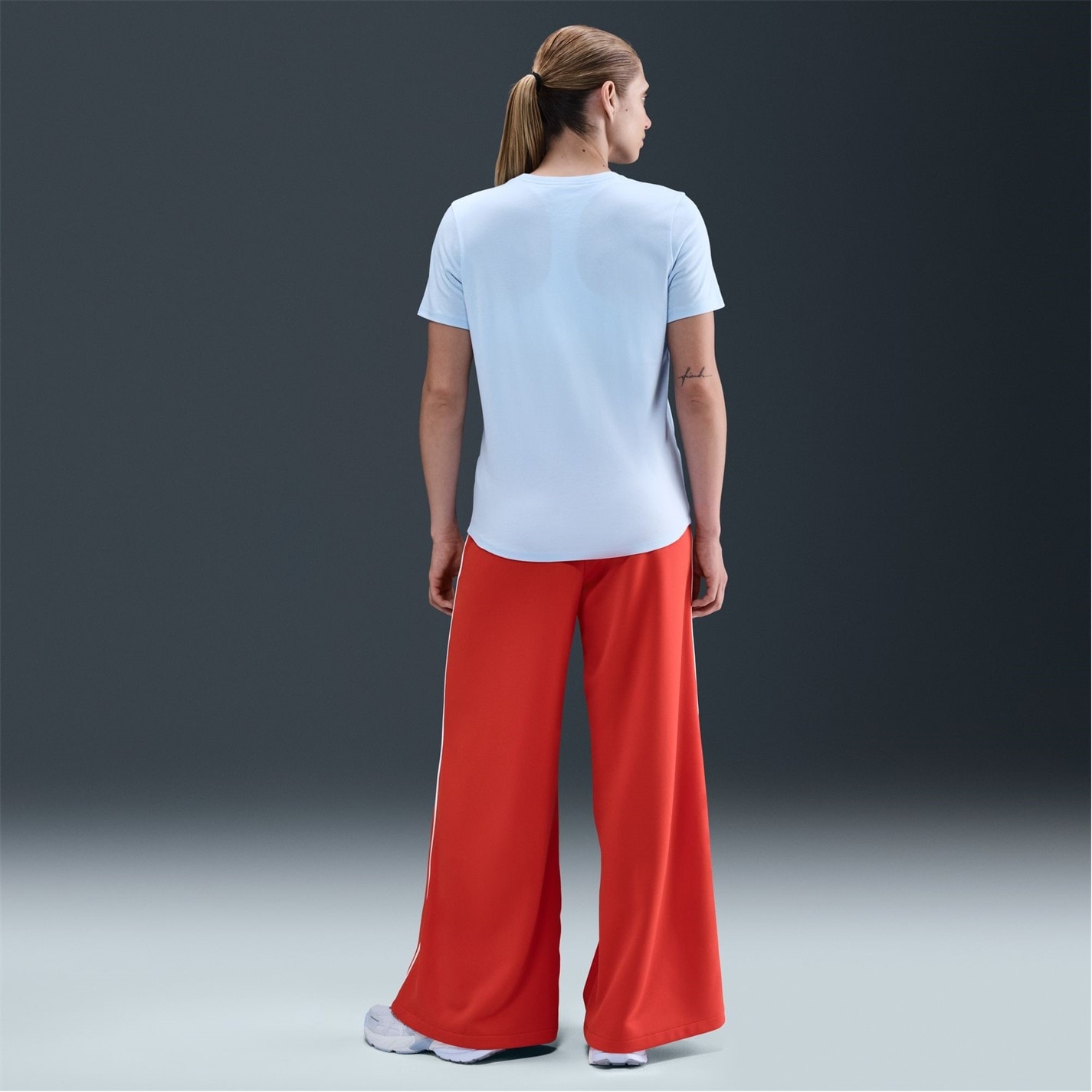 Nike Sportswear Women's Club T-Shirt - 8